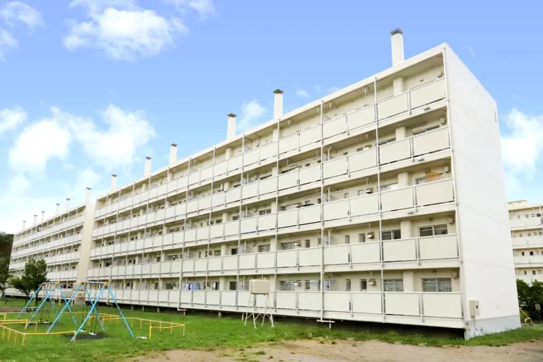 ビレッジハウス川沿